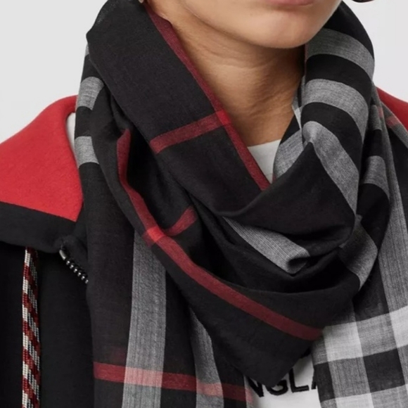 NWOT Burberry Lightweight Navy Scarf in Check Cashmere with Fine Eyelash Fringes - Picture 2 of 9